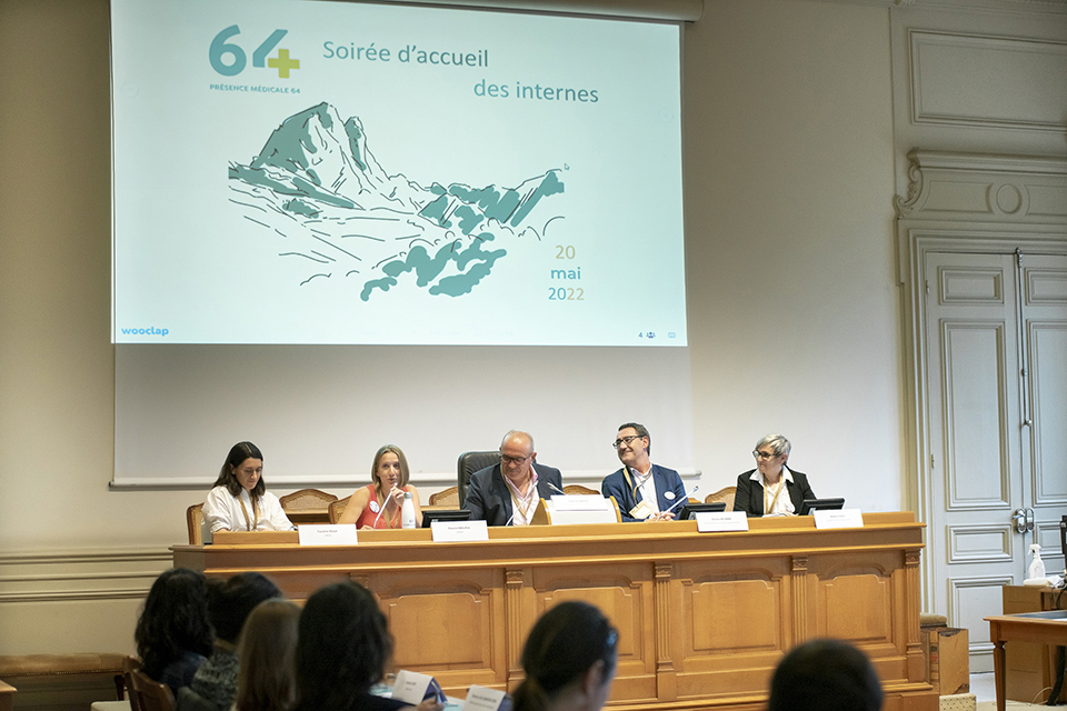 Tribune officielle avec Faustine et Roxane représentantes du SIMGA et Thierry CARRERE, Charles PELANNE et Nadine HIALE représentants le CD64