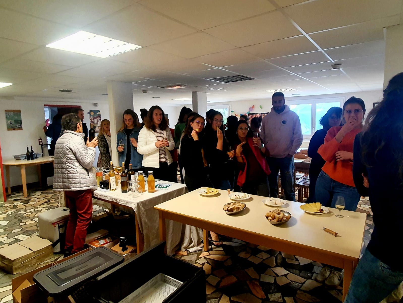 Groupe de neo-internes lors de la dégustation de spécialités locales pendant leur weekend d'intégration.