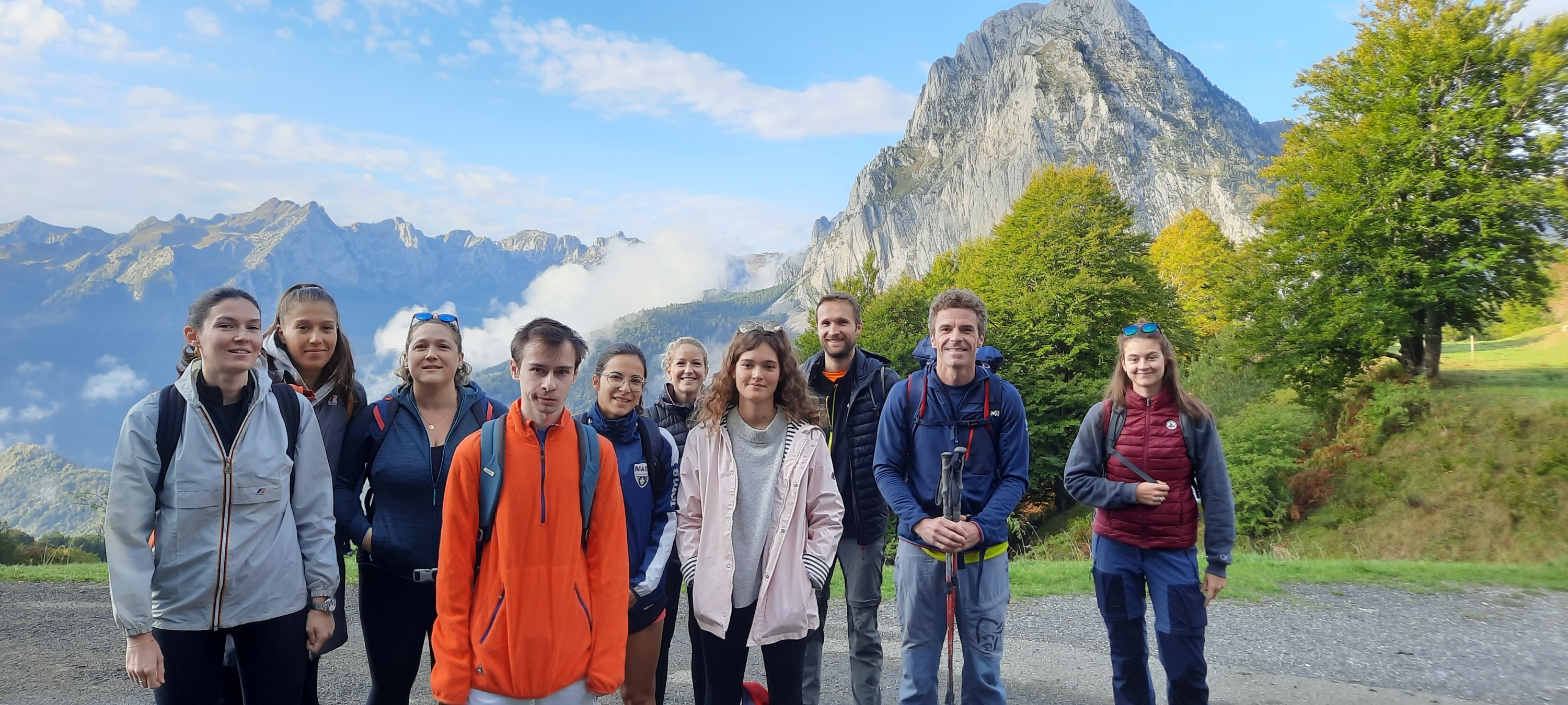 Photo de groupe en montagne de neo-internes lors de leur weekend d'intégration.
