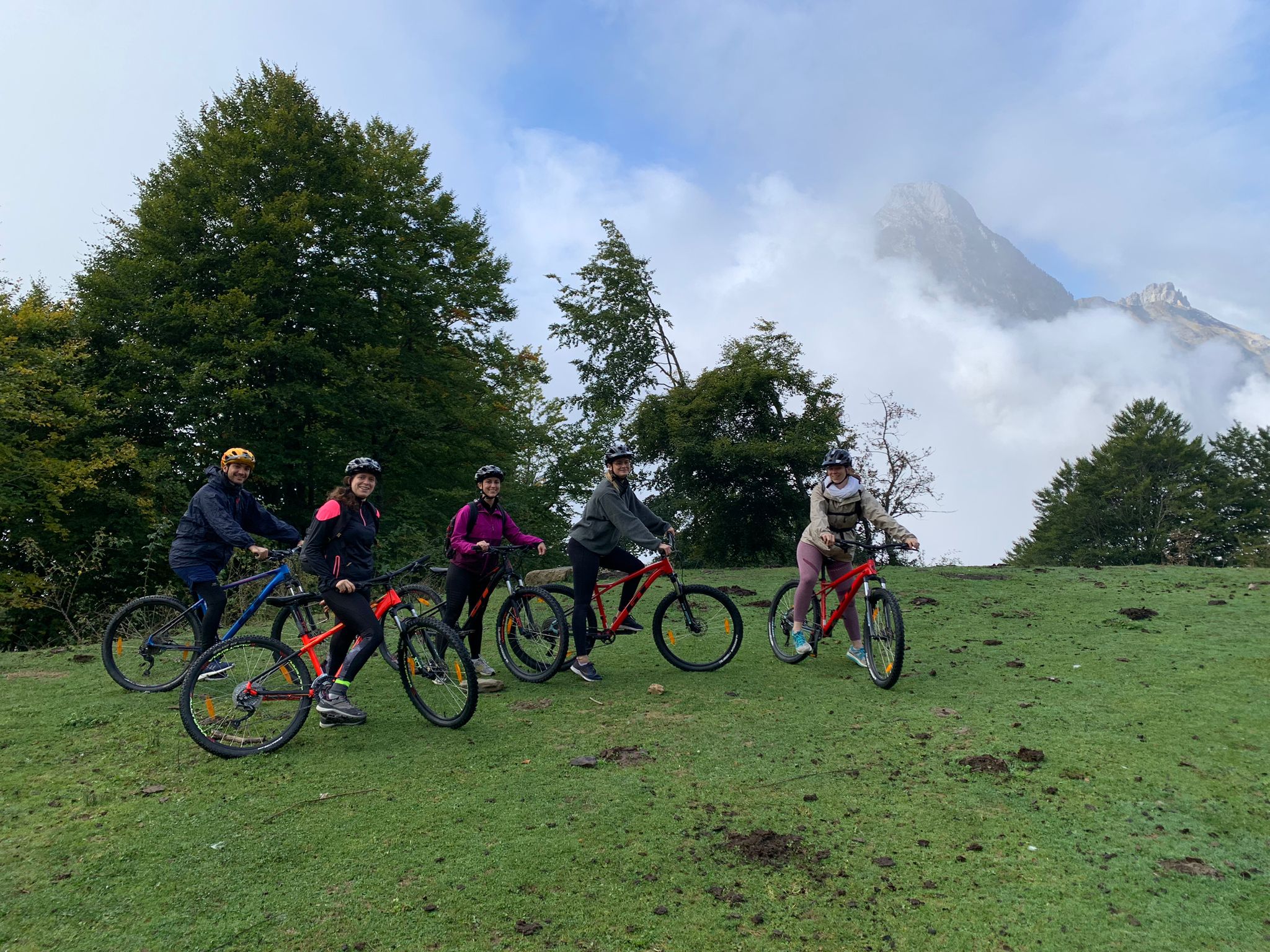Groupe de neo-internes lors de leur inititation au VTT pendant leur weekend d'intégration.